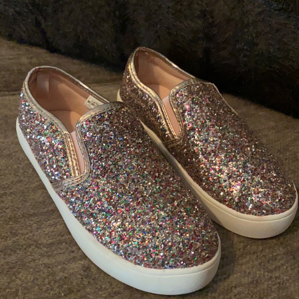 Does have ink on the sole. Otherwise great condition. Only wore once